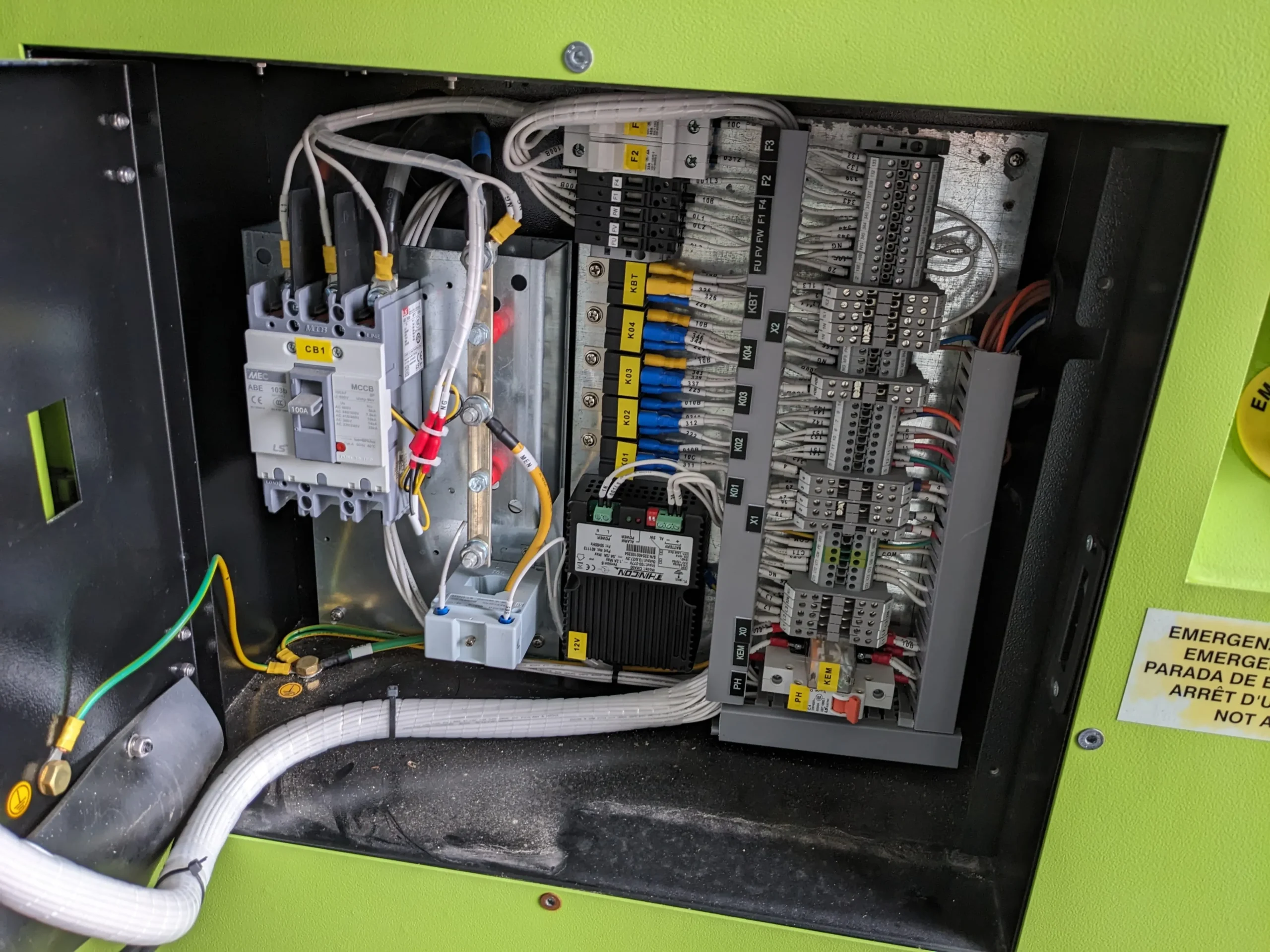 Budowa i montaż systemów zasilania awaryjnego